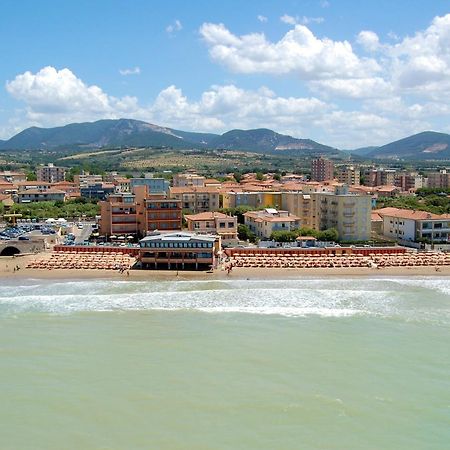 Hotel Il Delfino Сан-Винченцо Экстерьер фото