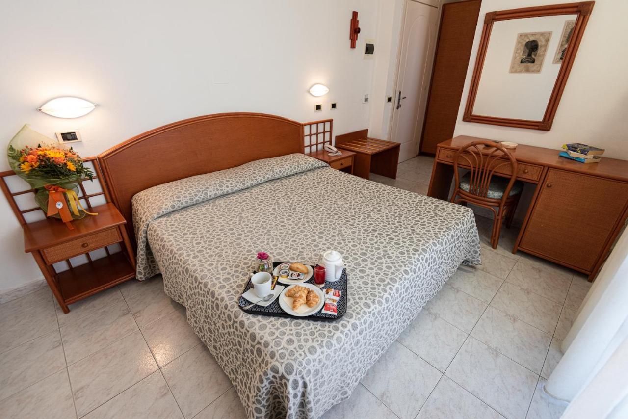 Hotel Il Delfino Сан-Винченцо Экстерьер фото