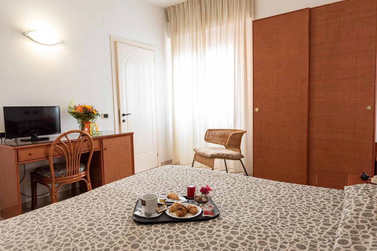Hotel Il Delfino Сан-Винченцо Экстерьер фото