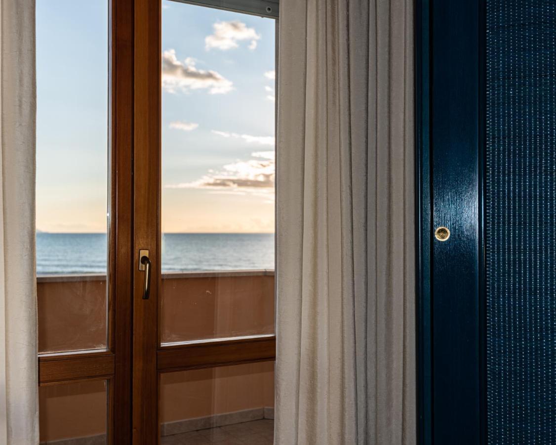 Hotel Il Delfino Сан-Винченцо Экстерьер фото