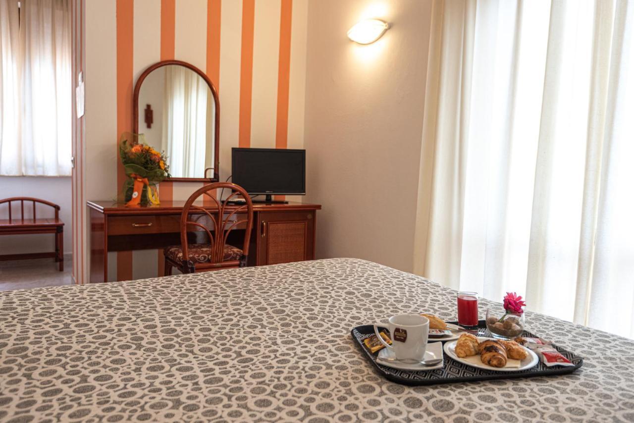 Hotel Il Delfino Сан-Винченцо Экстерьер фото