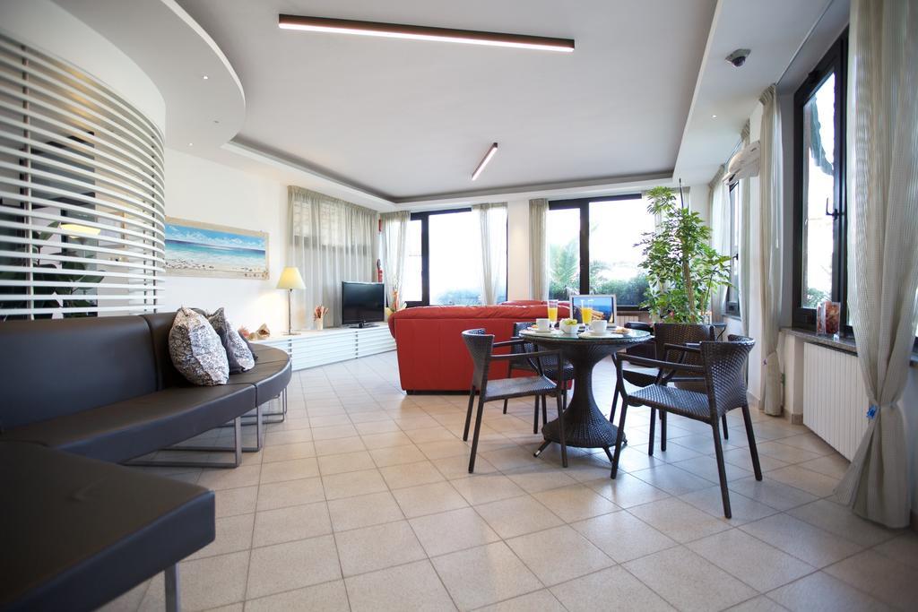 Hotel Il Delfino Сан-Винченцо Экстерьер фото