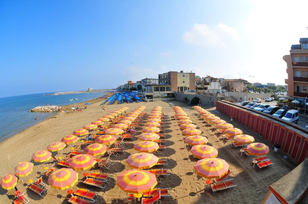 Hotel Il Delfino Сан-Винченцо Экстерьер фото