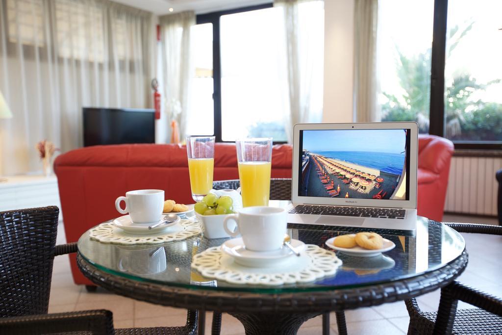 Hotel Il Delfino Сан-Винченцо Экстерьер фото