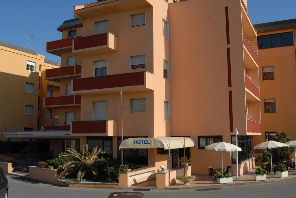 Hotel Il Delfino Сан-Винченцо Экстерьер фото