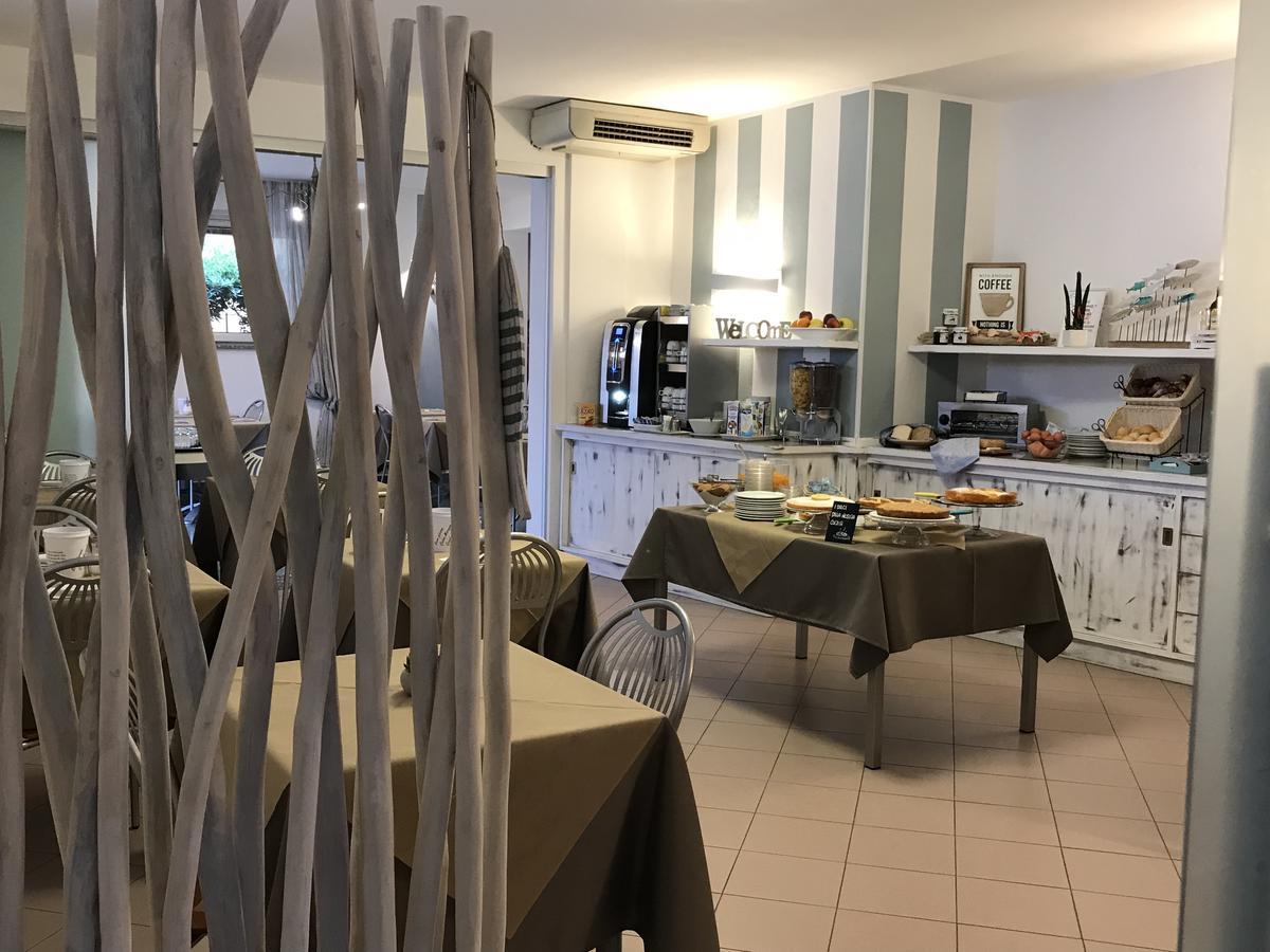 Hotel Il Delfino Сан-Винченцо Экстерьер фото